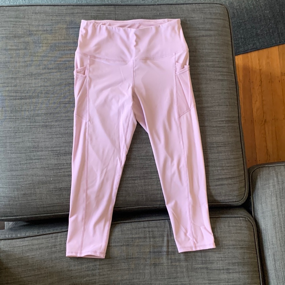 Gaiam Lilac Capri Yoga Pants with cell phone pocket